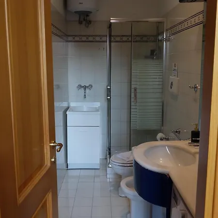 Via Delle Carrozze, Piazza Di Spagna *